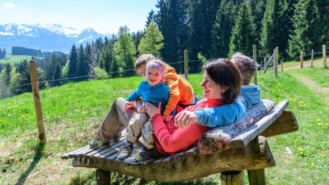 Gemeinsam unterwegs: Aktivurlaub schafft Zeit für Erlebnisse – und für kleine Verschnaufpausen mit großer Aussicht. © ARochau/AdobeStock